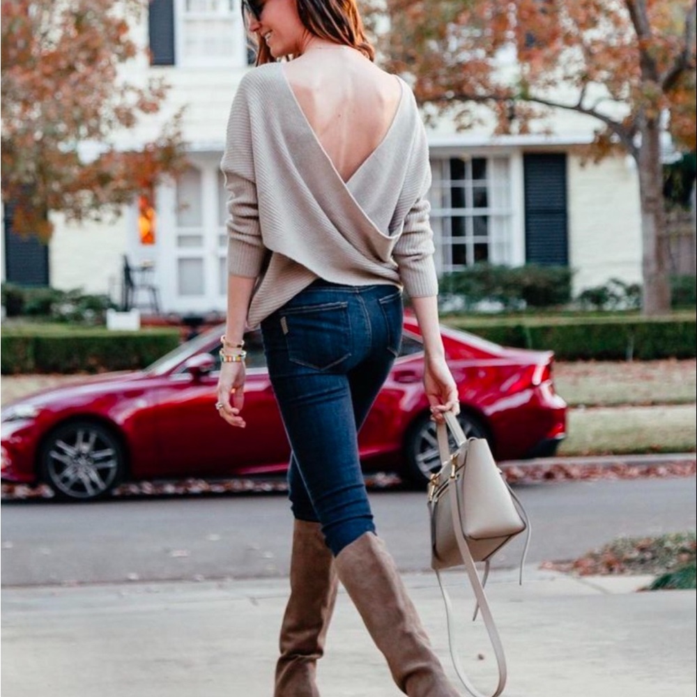 Verses-able V-neck Sweater in Camel